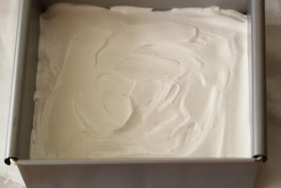 Comment préparer un Gâteau aux Petit Beurre et fraises sans cuisson etape 3
