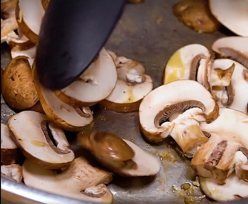 Comment préparer le Poulet aux champignons avec une sauce crémeuse à l’ail et au parmesan etape 2