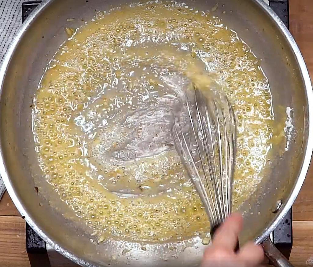 Comment préparer le Poulet aux champignons avec une sauce crémeuse à l’ail et au parmesan etape 3