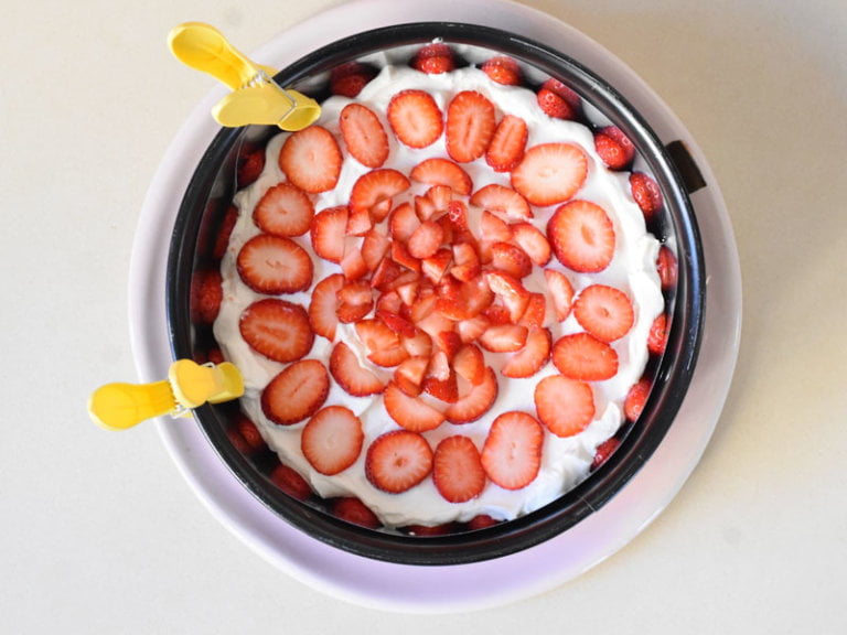 Comment préparer le Gâteau aux fraises et crème fouettée en 10 minutes etape 4
