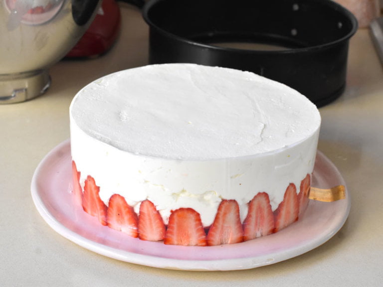 Comment préparer le Gâteau aux fraises et crème fouettée en 10 minutes etape 7